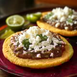 Sopes mit Bohnen und Käse