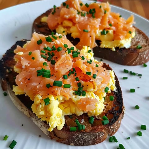 Skandinavischer Toast mit cremigem Rührei und Räucherlachs